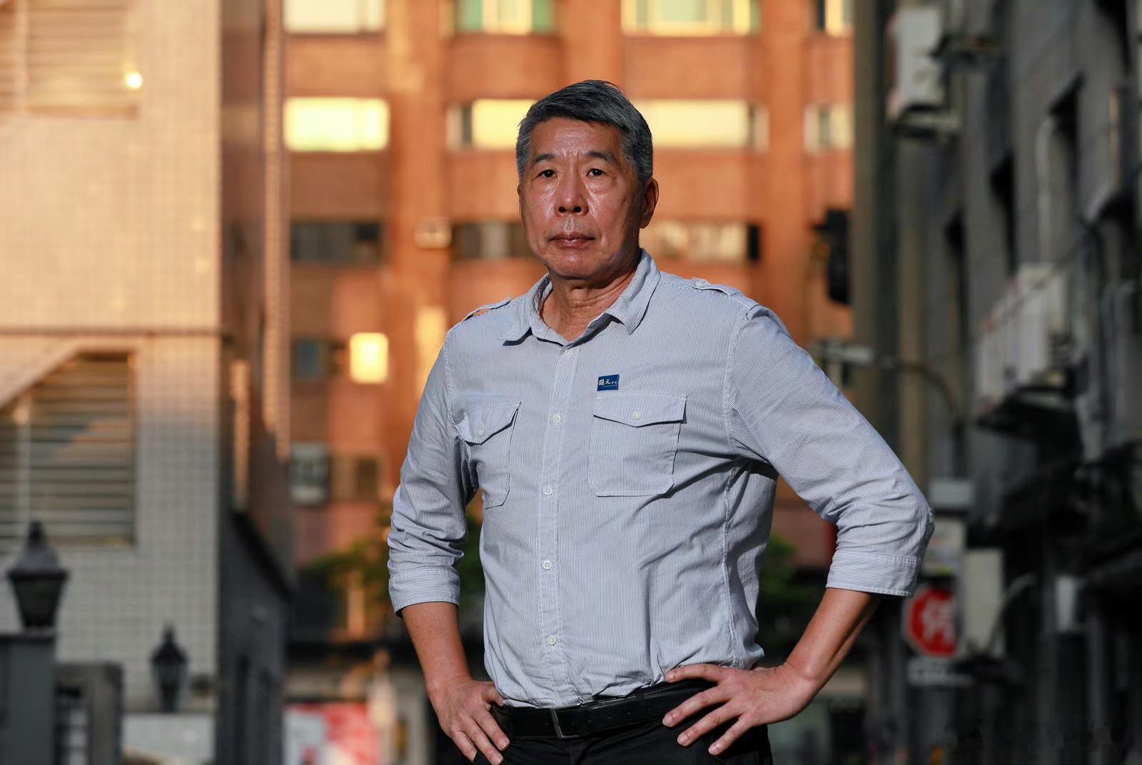 张亚中接受馆长陈之汉采访，他指出，九二共识就是两岸都奉行一中原则、谋求统一，没有