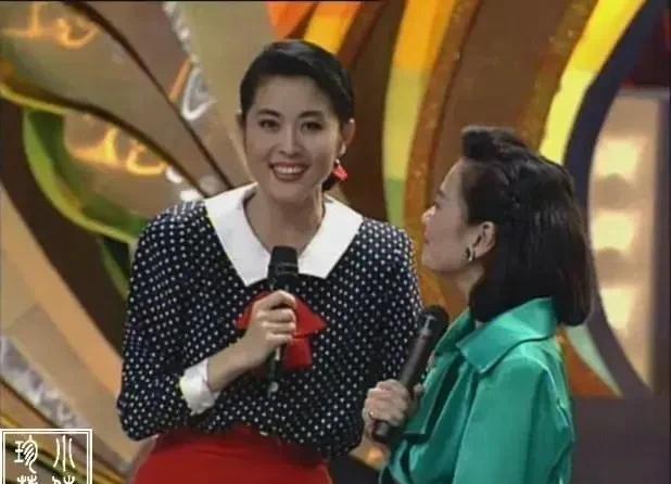 1991年春晚，走上舞台的倪萍正准备宣布贺电，她打开信封，四张白纸，倪萍一下懵住