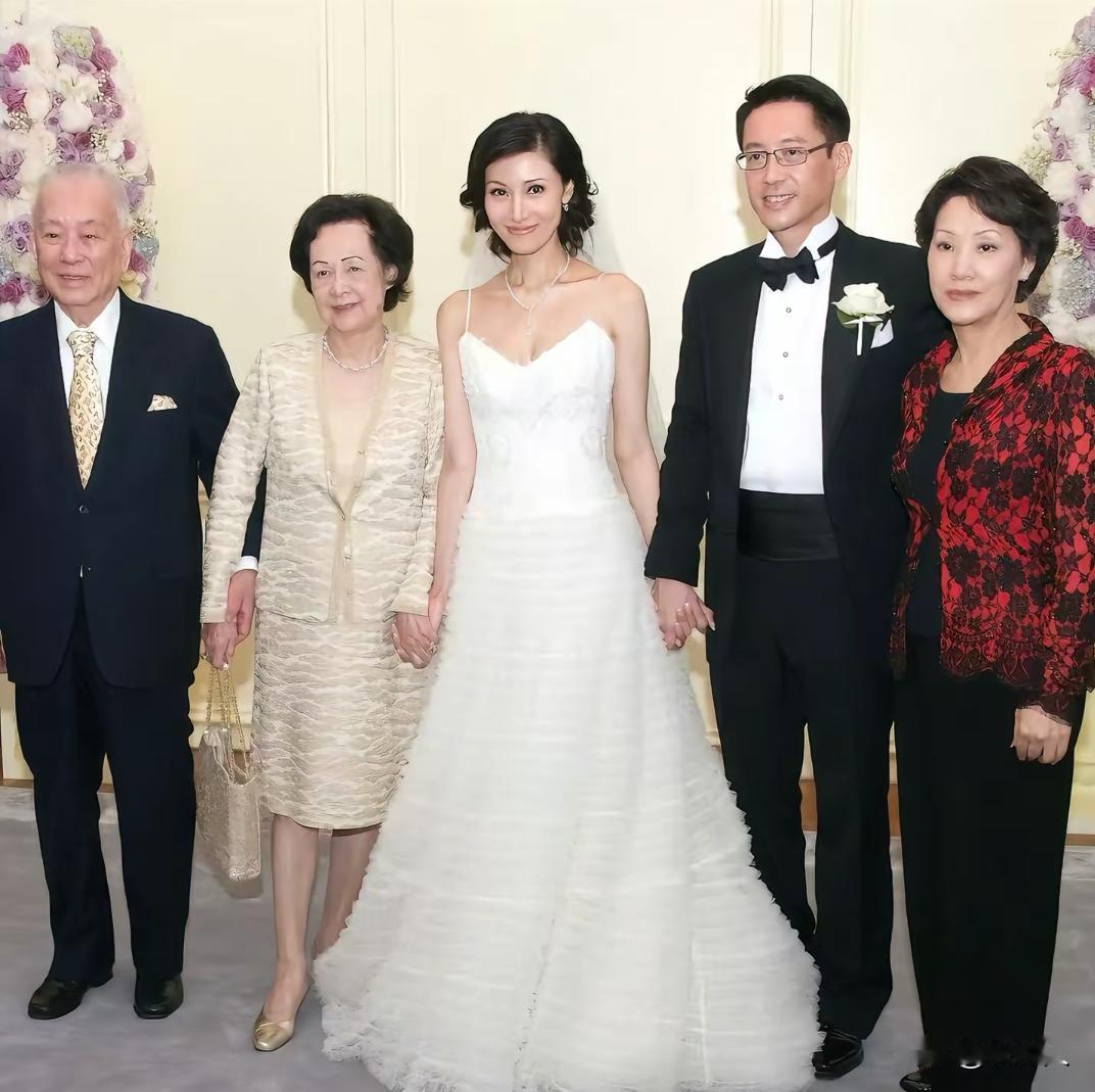 这张2008年的婚礼合照，现在看简直像一部豪门现实剧。李嘉欣穿着婚纱站在C位