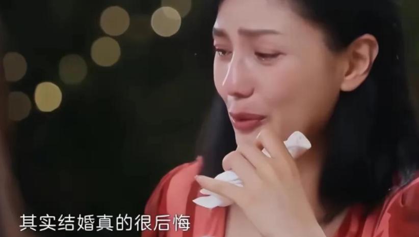 一次，胡可在外地拍戏，沙溢偷偷去探班，结果来到胡可房间门口，敲了很久都没人开门，