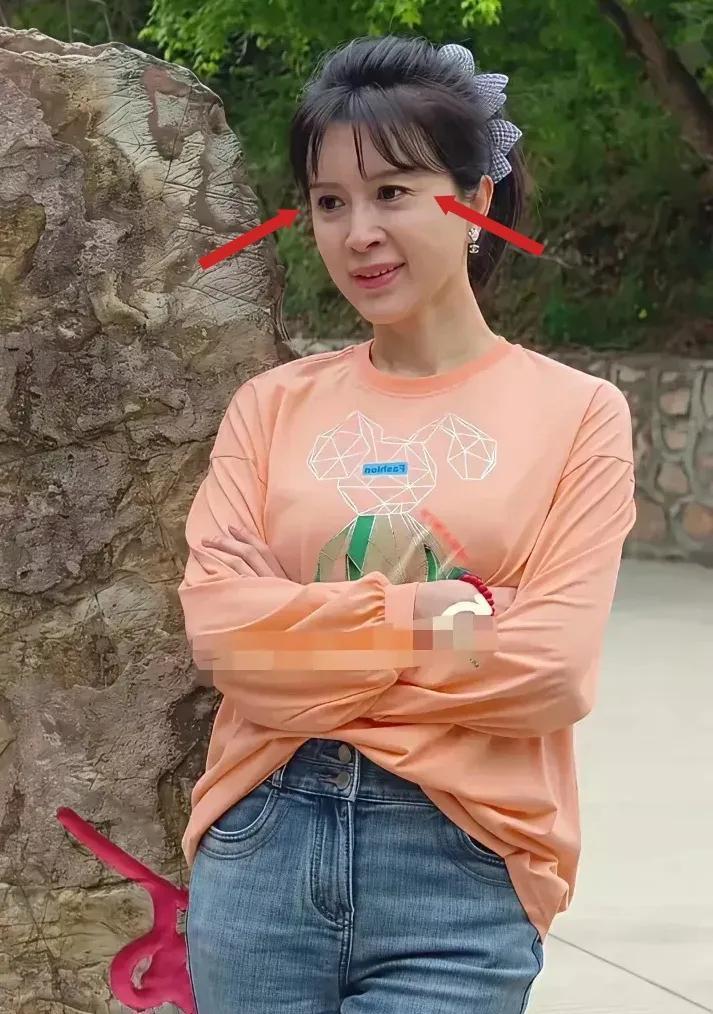有一种强烈的感觉，50岁的金巧巧真的老了，不是身材原因，也不是打扮原因，而是