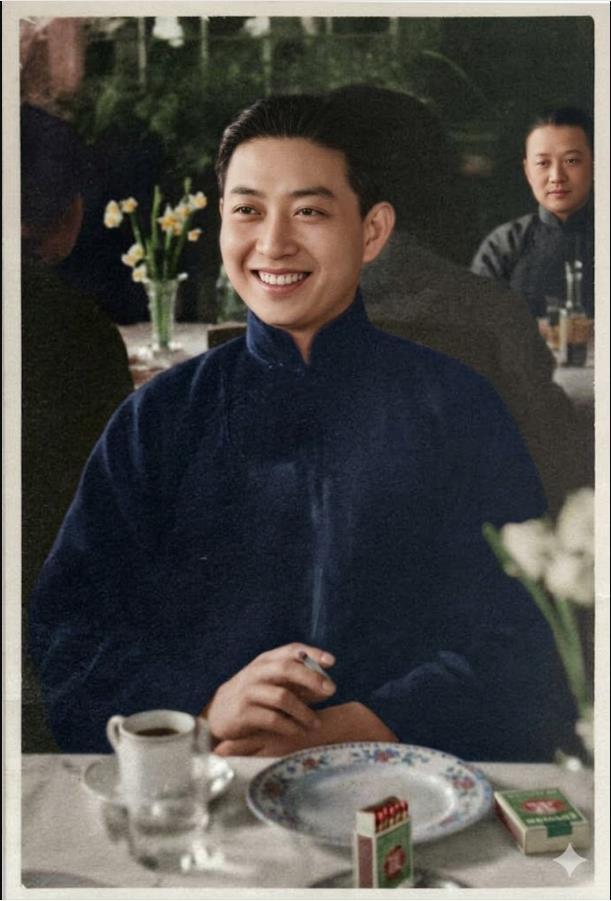 这张照片里，坐在宴会席前，笑容明亮的男子是京剧大师梅兰芳。民国时期，他在上海参