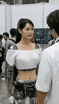 一位帅哥去看机器人展会帅哥被一位美女机器人迷住了美女机器人冲他点头微笑帅