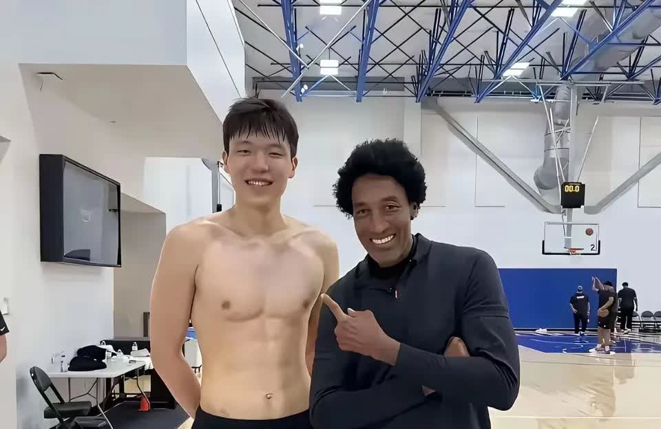 杨瀚森全身都是肌肉，周琦全身都是排骨。这就是杨瀚森的选秀顺位远远高于周琦