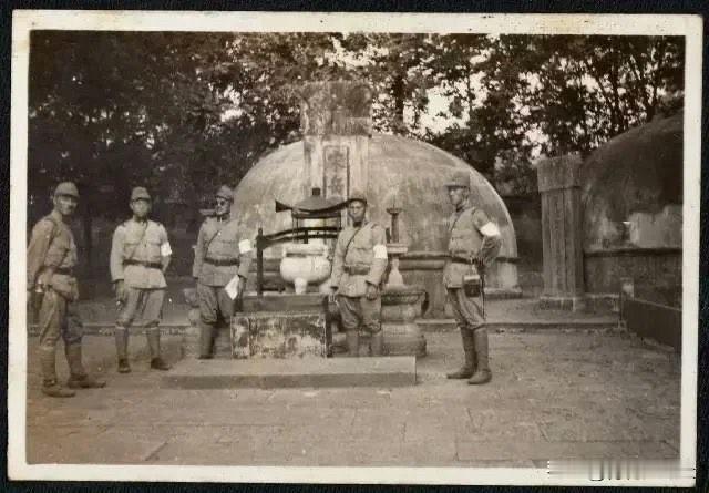 1937年日军占领杭州，一小队日军曾来到岳飞墓前祭扫并拍照。大家会注意到如今的