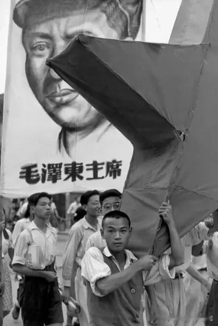 1949年的新中国，在历经了百年沧桑之后浴火重生，开启人民当家作主、民族伟大复