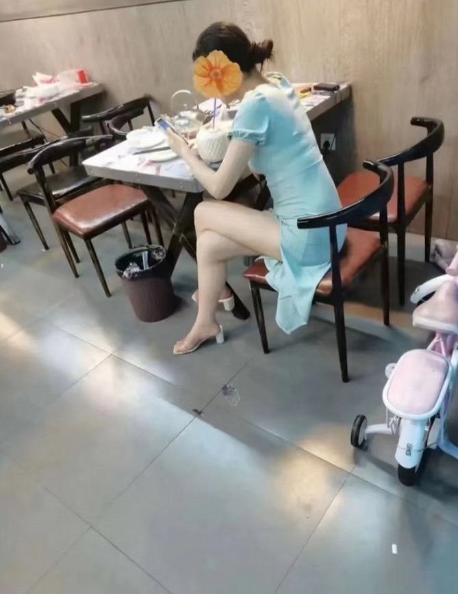 该怎么过去跟她搭讪，想和她交个朋友。