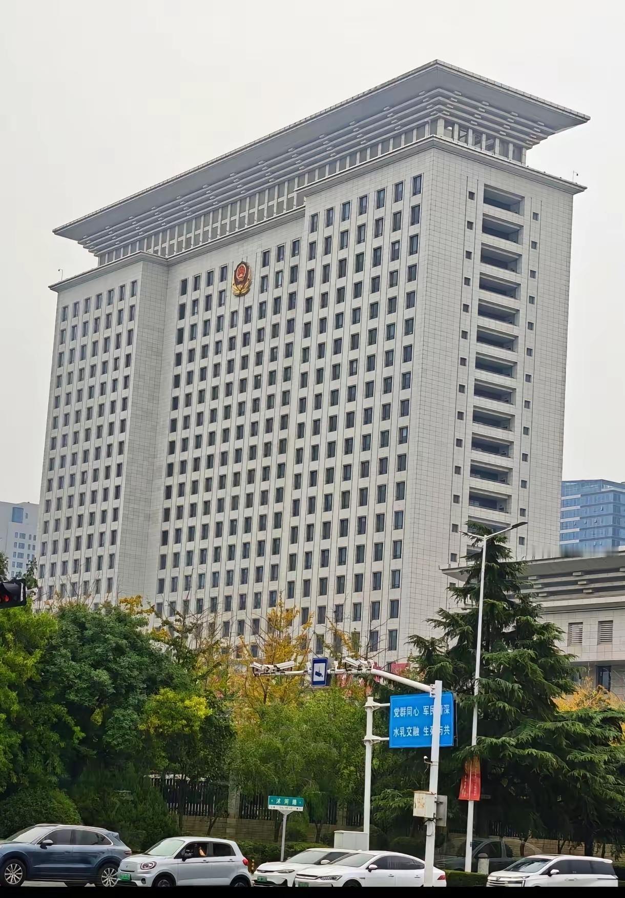 之前路过洛阳新落成的公安局大楼直接看愣了，造型利落挺拔，远看居然有点台北101的
