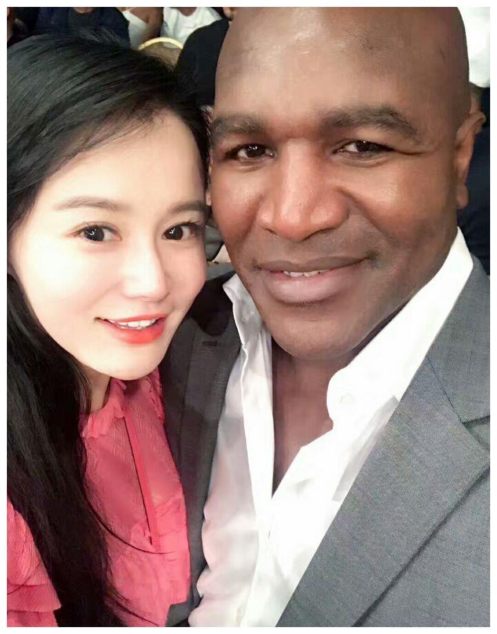 冉莹颖都是和拳王合影，她和黑人拳王合影有小女人的感觉，和邹市明合影她有大女人气场