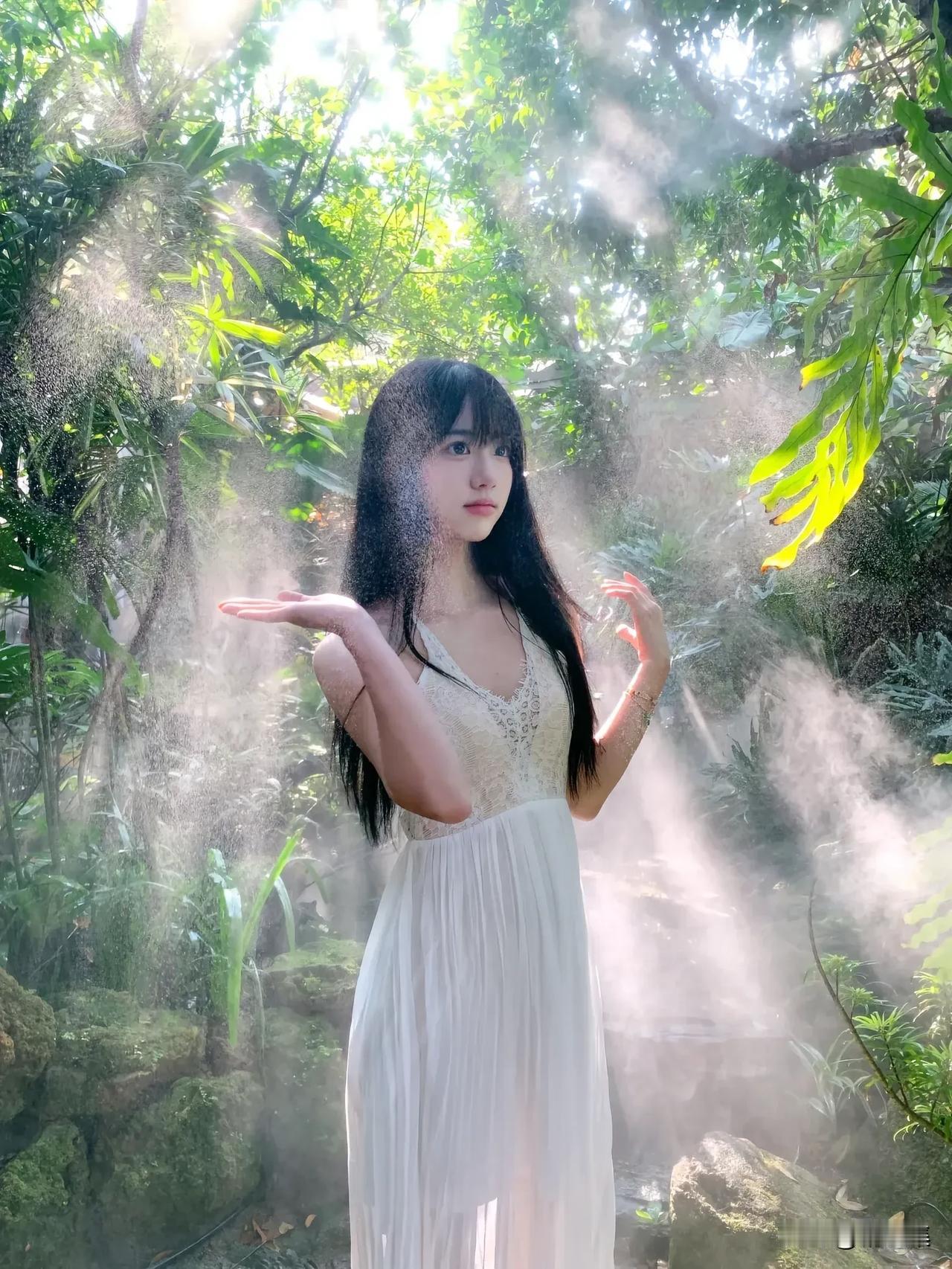 雾中仙子舞，花间倩影留。