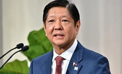 全世界都看着中国跟菲律宾反目成仇，但是当我们将石油送到菲律宾的时候，整个世界