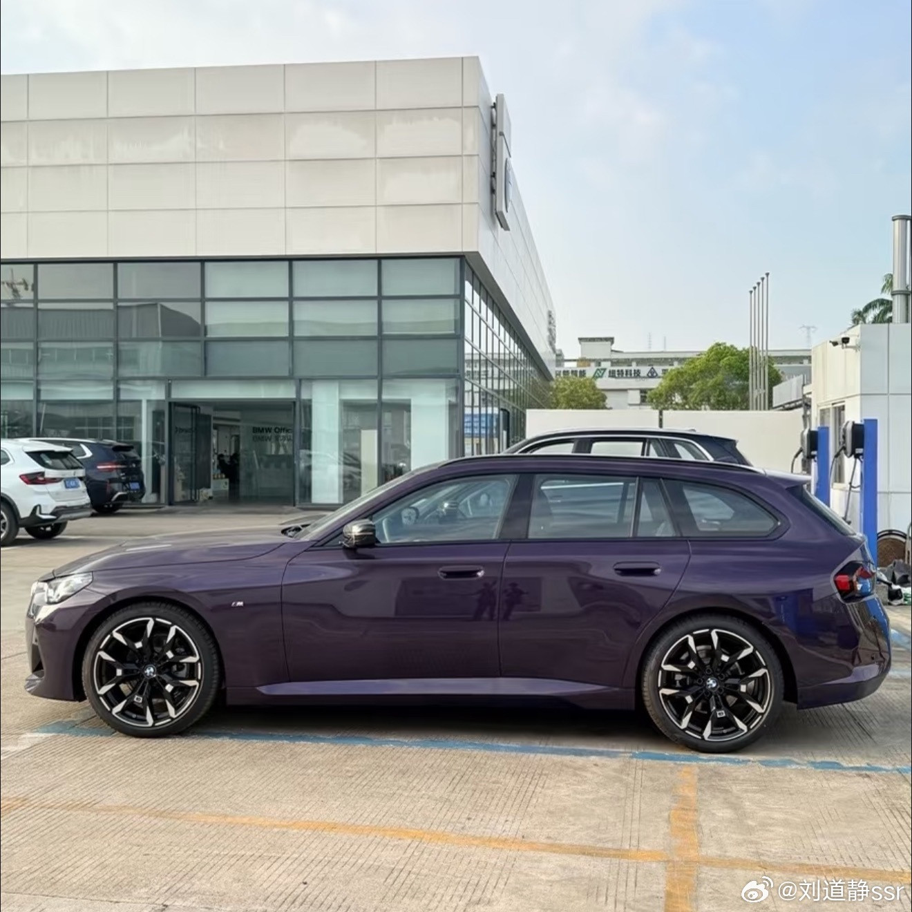 原来宝马2系也有旅行版～今年就感觉旅行车这么好看呢今年正好也是旅行车大年研究研究