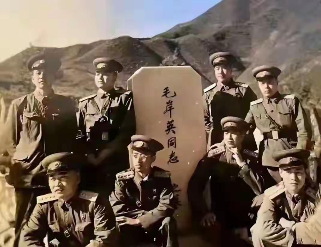 1955年，几名志愿军青年军官回国前在毛岸英同志墓前留影。毛岸英是毛主席的长子，