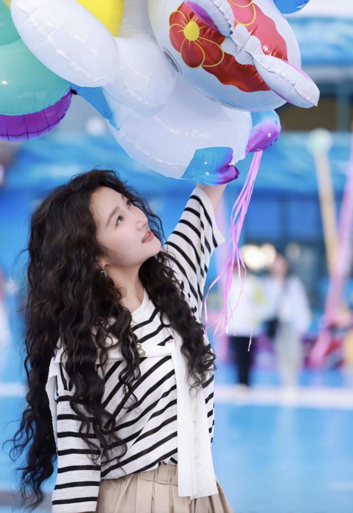 知名娱乐记者说：关晓彤和王安宇之间什么事都没有，充其量算个同事，可能连个熟人都算