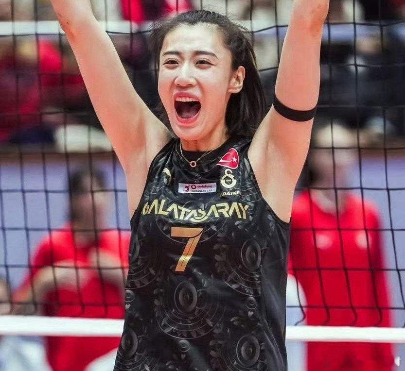 一起听听意大利主攻塞拉对王媛媛的评价。赛后接受采访，塞拉毫不吝惜对媛媛的赞美，她