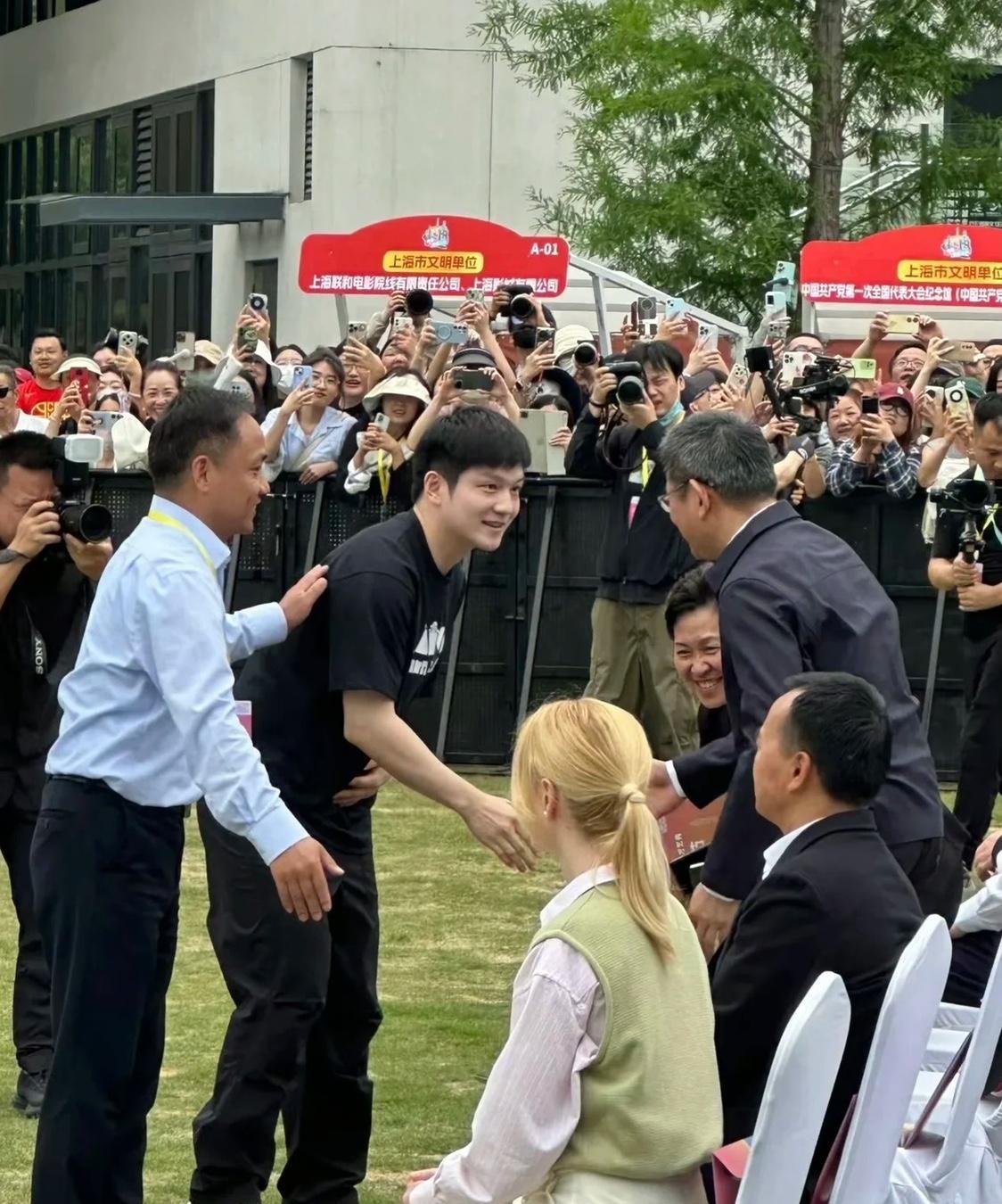 樊振东参加上海乒乓球公益活动低调谦逊5月15日下午，樊振东参加上海人民广场