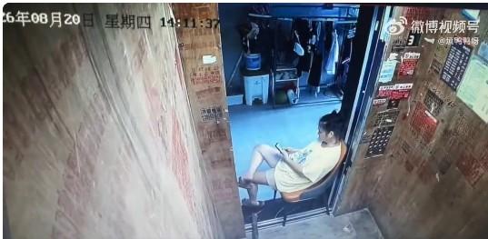 女子霸占电梯吹空调，让整栋楼出行不便。这新闻看得就来气。电梯里的空调，本是物业给