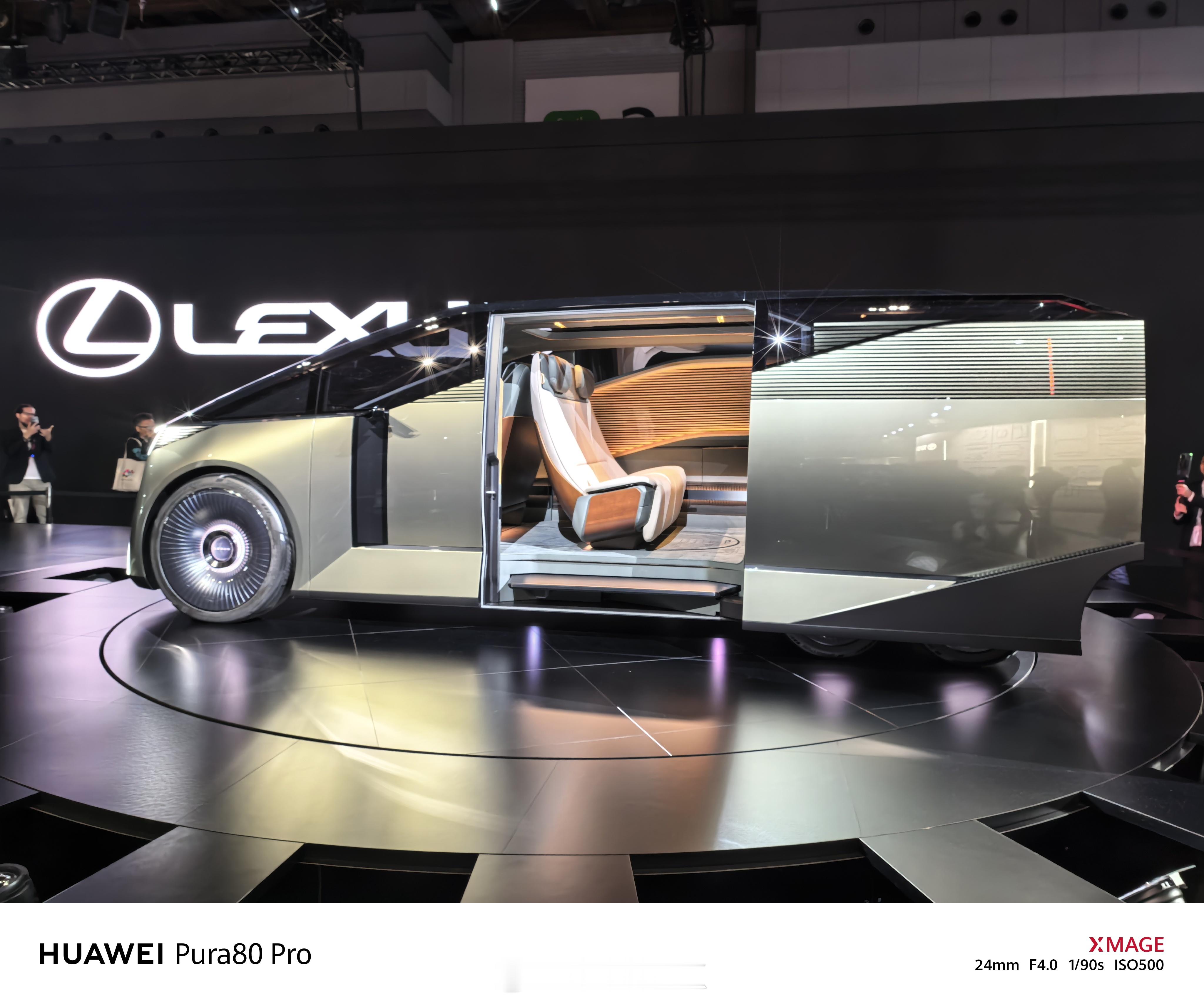 东京车展雷克萨斯展台主打科幻风，展出的车大多不是为了卖的。图3的∑大灯让人想起