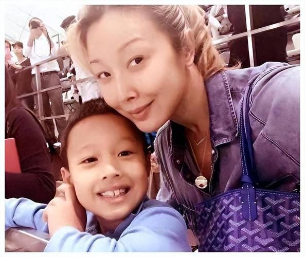 11月20日晚，歌手孙悦在社交平台发文，透露家翁猝然离世，宣布取消原定的快手演出