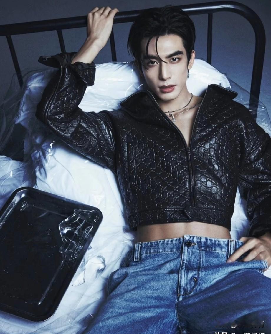 他两个姐姐，一个辞了工作陪他北漂，一个直接住进剧组给他当保姆。连井柏然都酸：大