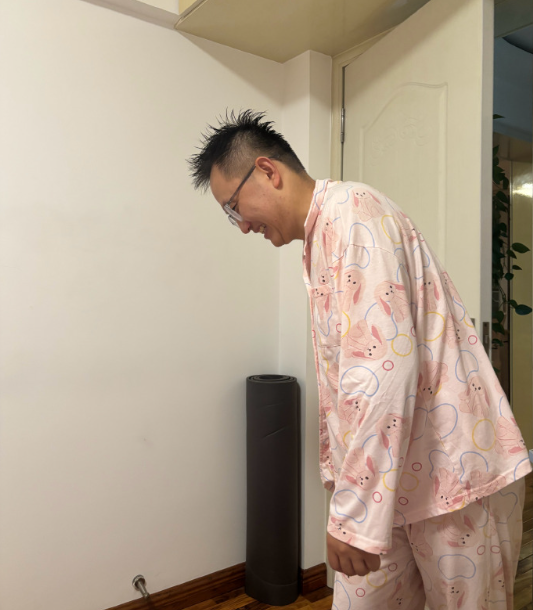 男朋友第一次在我家过夜之没衣服只能穿我睡衣蹑手蹑脚的他哈哈哈哈哈​​​