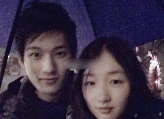 周冬雨唯一公开过的男友田明鑫看周冬雨最近的热搜，突然有点唏嘘。这么多年绯闻不断