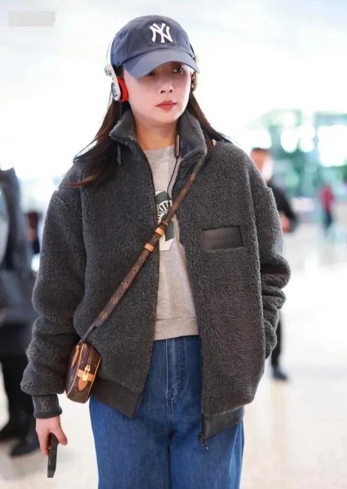 45岁殷桃太会穿！摇粒绒外套+阔腿裤，减龄洋气又时髦45岁的殷桃真的是“冻