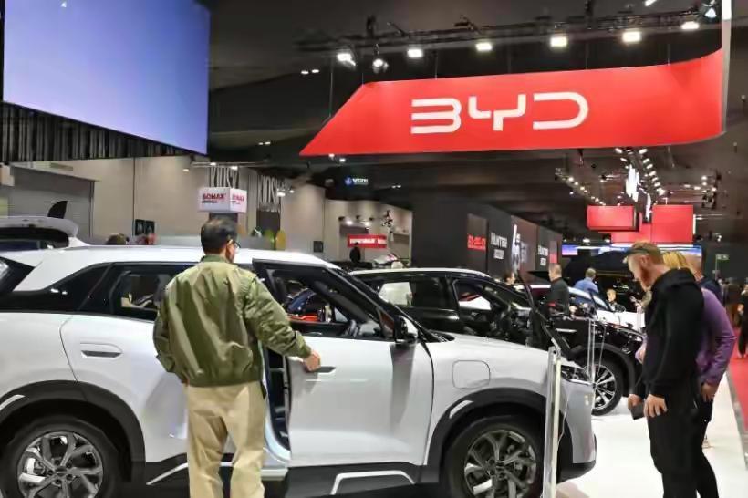 我对油价不焦虑，我就是喜欢这辆中国车的舒适性。说这话的是一个澳洲退休老太太，