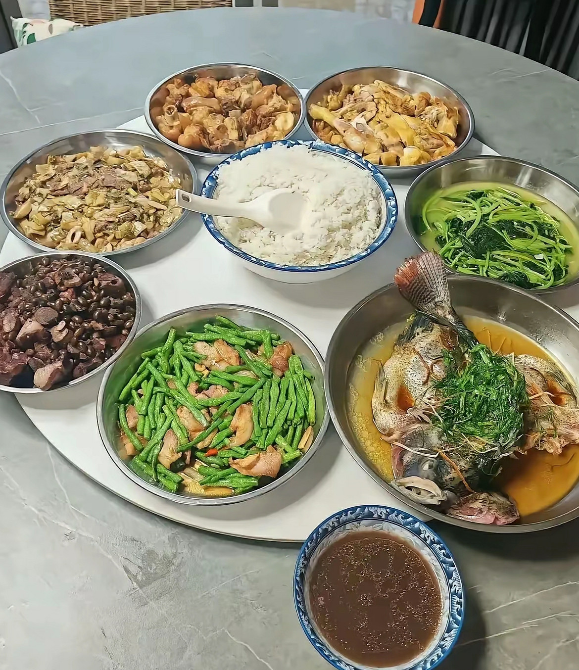 这一桌菜，大家能猜到是哪里的菜系不