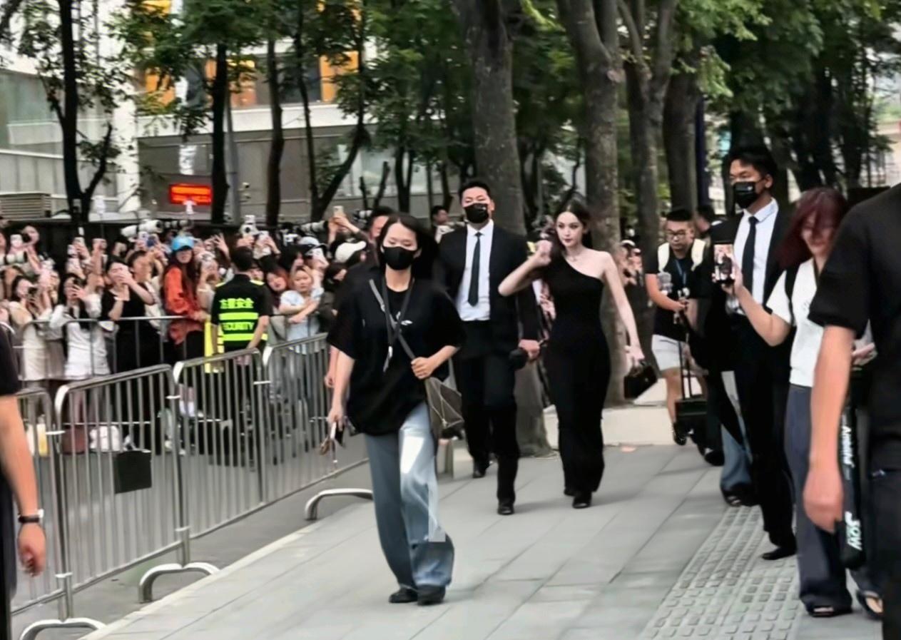 6月27日，朋友在上海偶遇古力娜扎，当场被她惊艳了！镜头里已经足够惊艳，现实