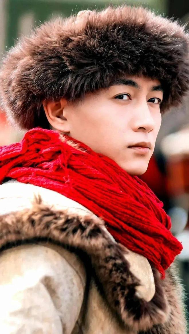 【红毯名场面！陈晓口误后2秒懵圈反应封神，网友：这波反应我给满分】聚光灯下，