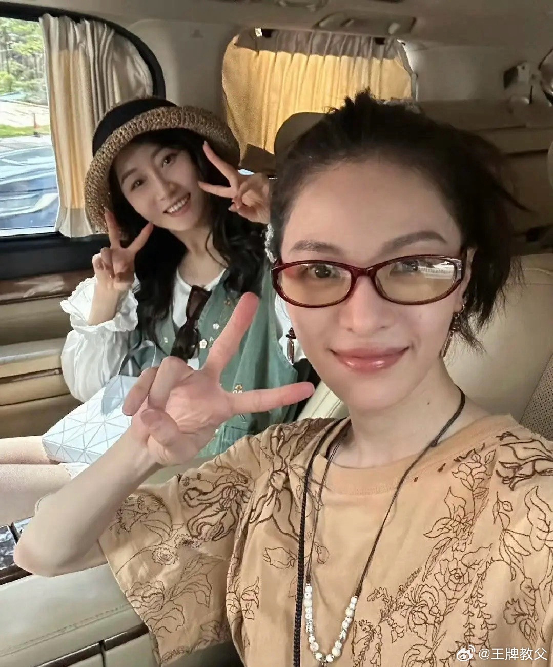 瞧瞧钟楚曦这么不顾形象且卖力地为好友找角度拍照，成片一定不错，她绝对是许多女生心