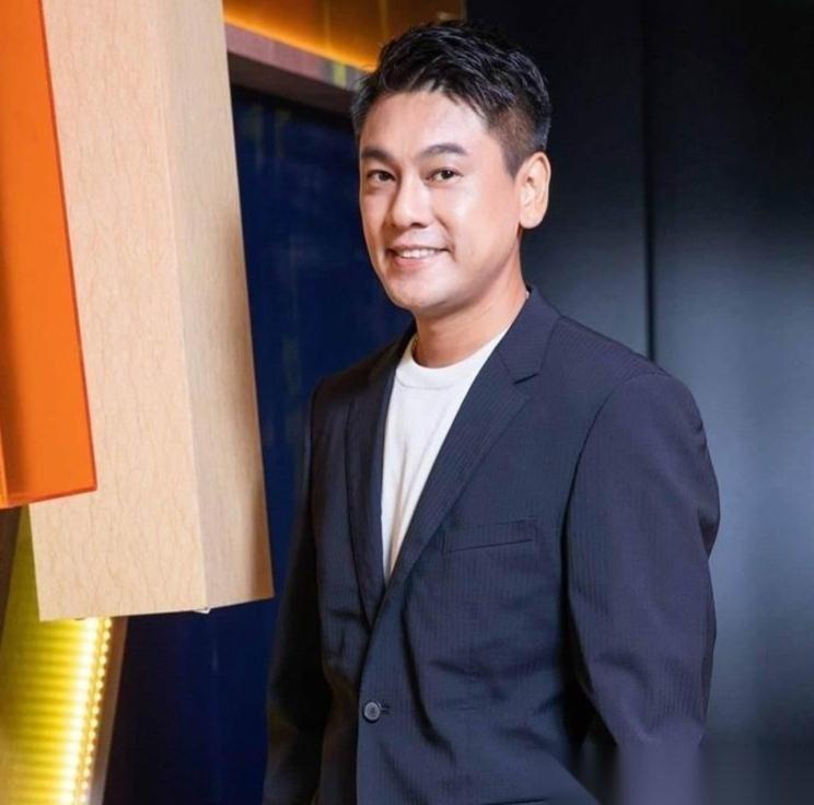 主持人问刘晓庆:“娱乐圈里，你最欣赏哪位男演员？”刘晓庆不假思索就说:“朱孝天。