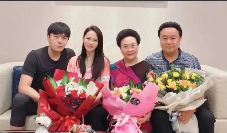 一天，秦昊回家，秦母给他煮了一碗方便面，秦昊对秦母说：能不能换点别的？秦母笑着说