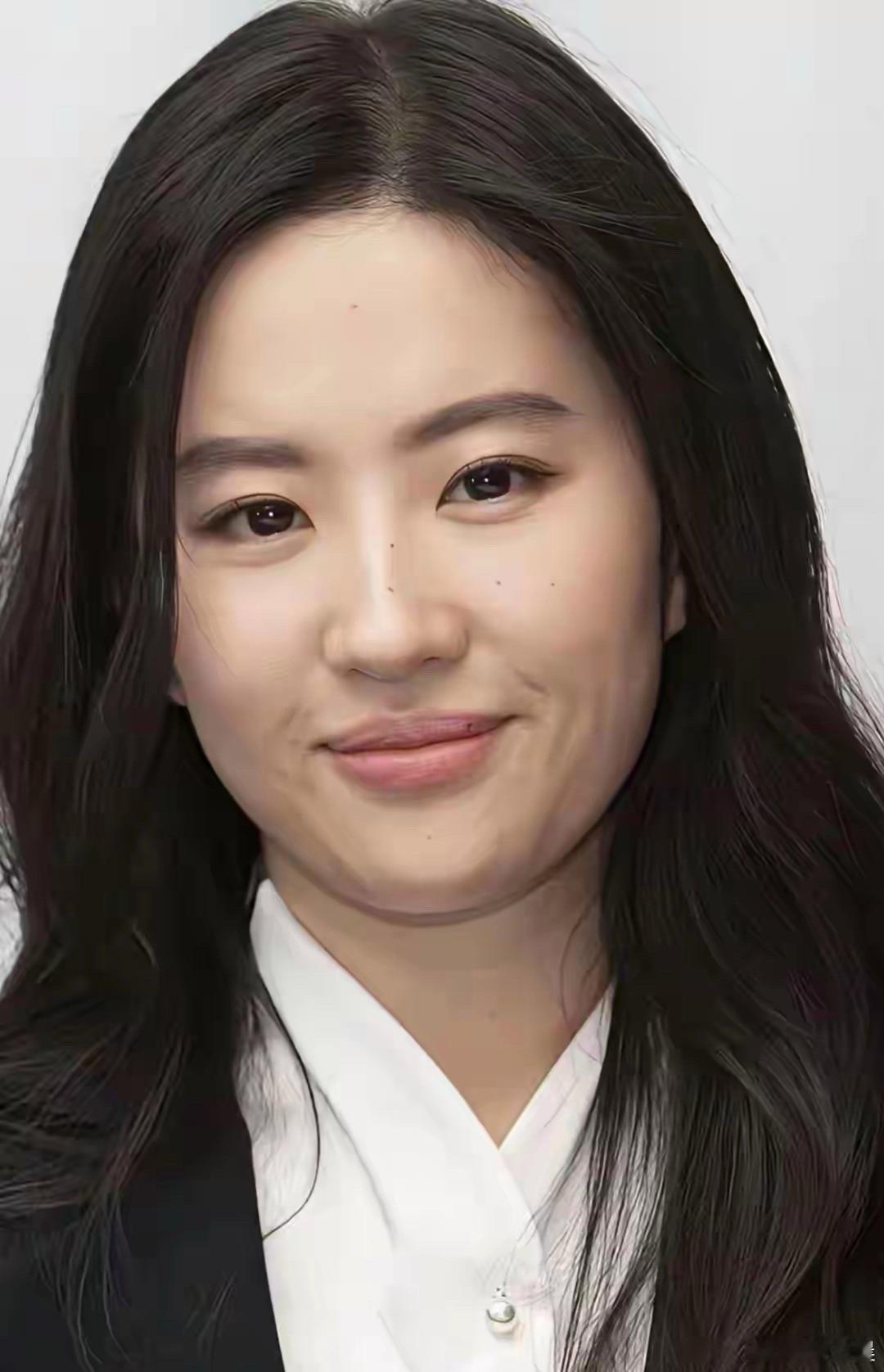 刘亦菲的纯素颜状态居然是头一回见！五官依旧精致能打，毫无距离感，反而更显亲切动人