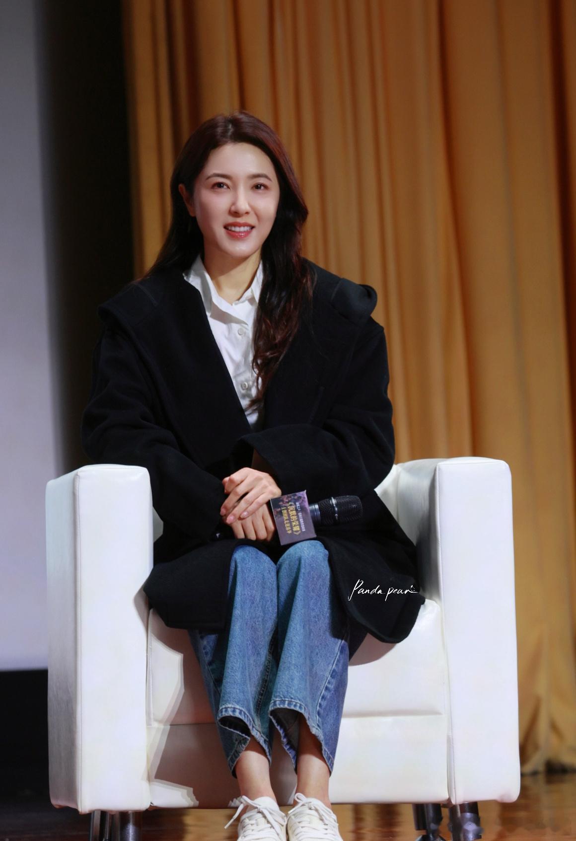 瞧瞧曾黎这身装扮，“我体制内的姐”实锤啦！低马尾干净利落，金丝眼镜一戴，基础款搭