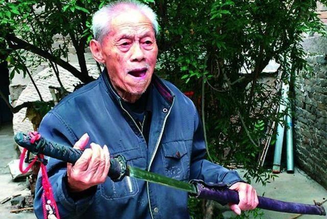 90年代，一名日本商人找到抗日老兵侯永胜，指着他家里的一把日本军刀说：“我出20