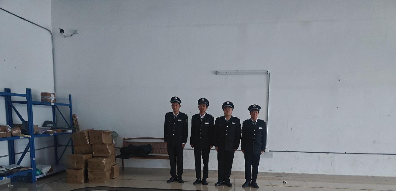 现在物业保安是真难干说一个真实发生的事，前两天我两个队员正常在门岗执勤，一人