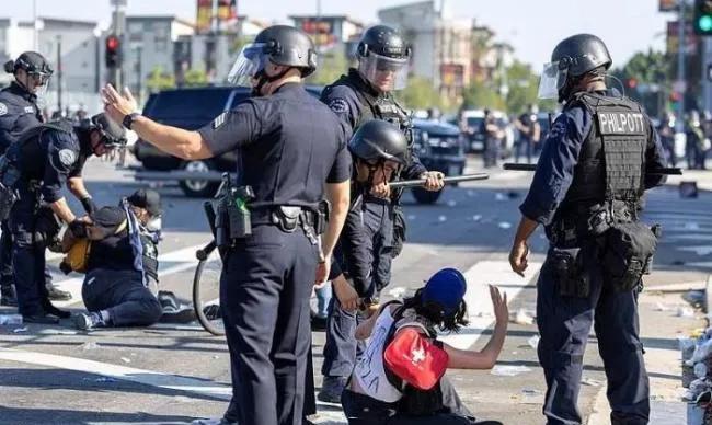 这次美国洛杉矶暴乱，最大的感触是：美国人民是真怂啊！这事儿得从根子上刨。美国民