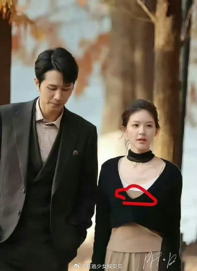 我一直以为衣服是镂空的，原来是叠穿，还是三层