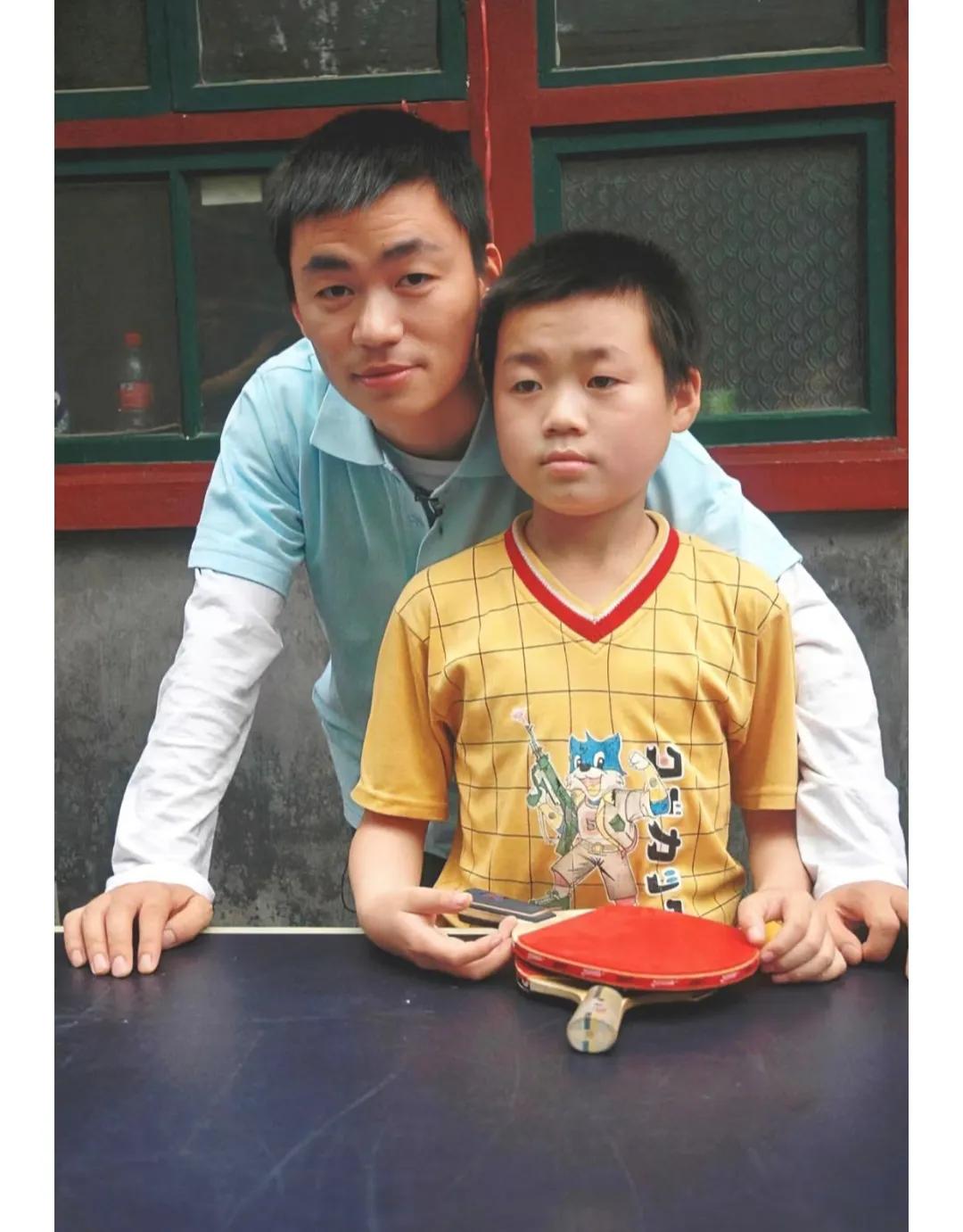 这是一个剧的剧照。专门找的一个像他的小孩演他小时候，比亲儿子还像。
