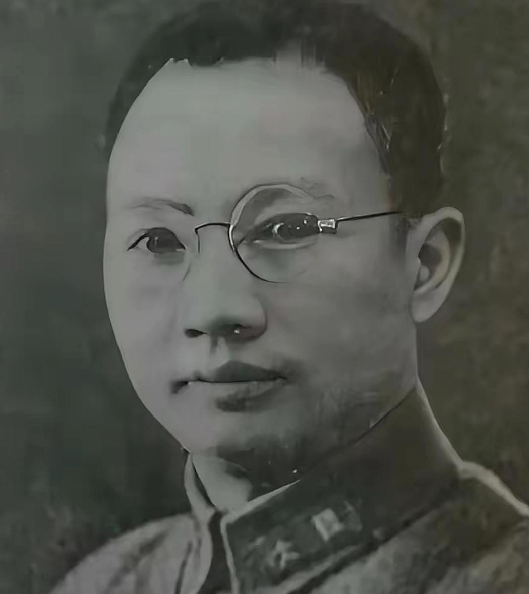 1948，年国民党将领刘伯龙驻军贵州时，一个军官看上了他的妹妹，登门提亲。刘伯龙