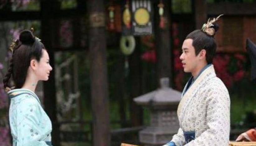 是夜，65岁窦太主突然头痛，传18岁养子董偃按揉。待董偃来到内室，只见窦太主斜靠