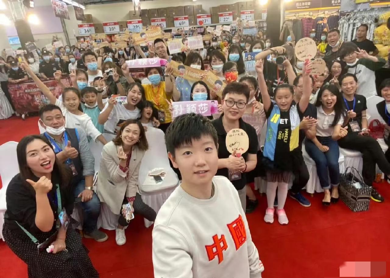 这是走出了六亲不认的步伐!都说谁的粉丝，就和谁的习惯一样。看看沙宝现场的粉丝，