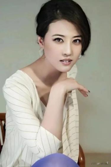 1990年，吕良伟父亲大骂：“你老婆周海媚天天睡到12点，这么懒的女人，也不伺候