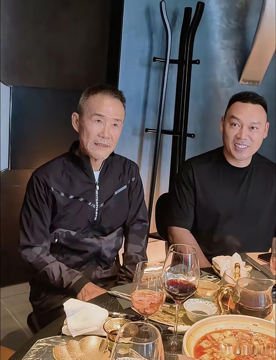 国庆期间，王石现身上海，和友人相聚聚餐，现场画面流出。镜头里的王石身着黑色