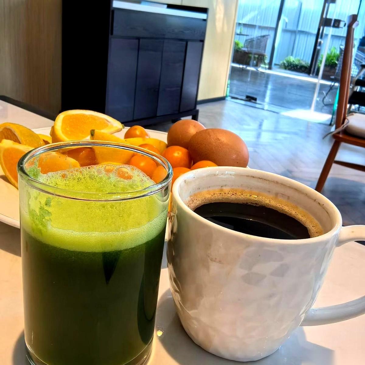 四十万彩礼。就为了这个,两家人拉锯了一年多。男方说,可以,但必须先领证,红本