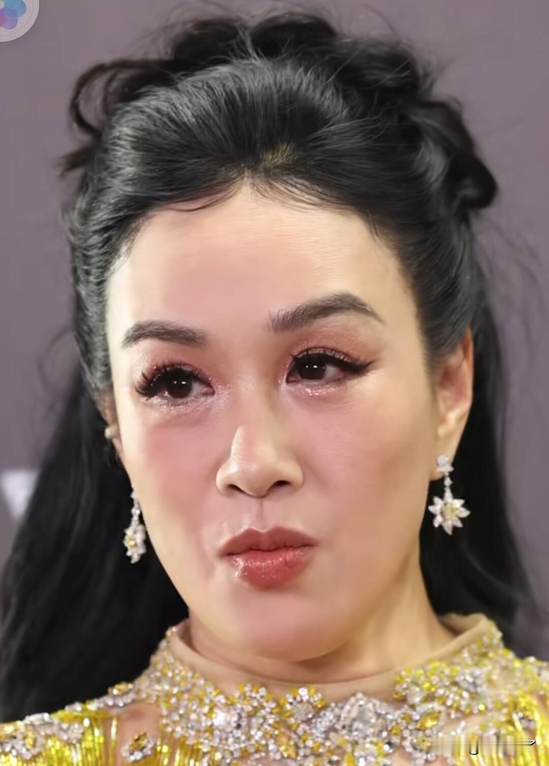 钟丽缇生图状态太能打了！这个年纪能保持这样真的很棒，看多了美颜，反而忘了真实的颜