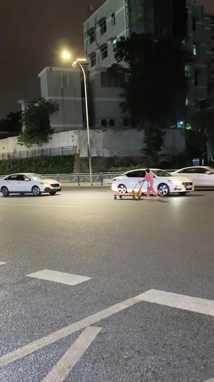 大妈，这是马路啊！不是自己家里啊！想走哪就走哪！5月24日晚上，重庆一女子无意