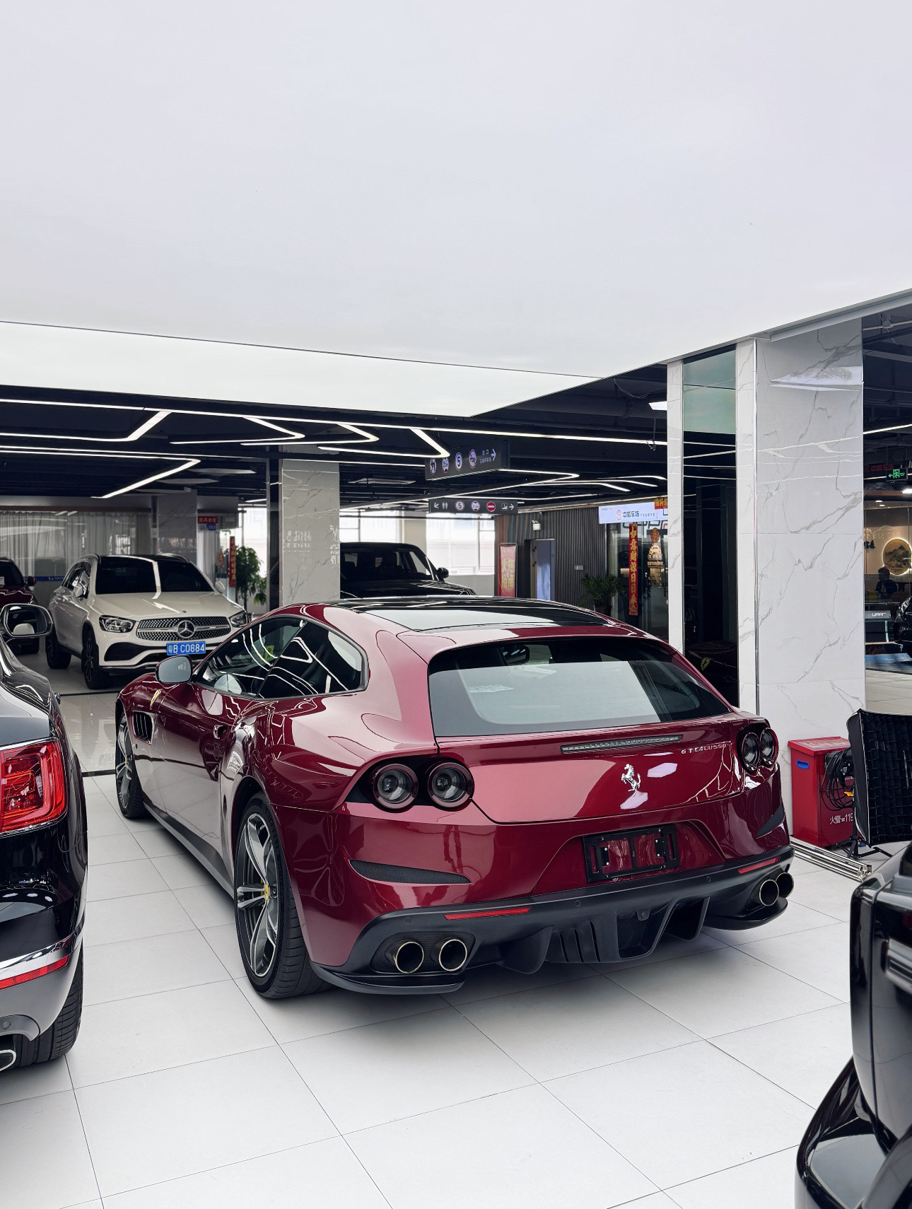 法拉利GTC4Lusso！算得上法拉利罕见的猎装车型了，兼顾了实用和性能，现